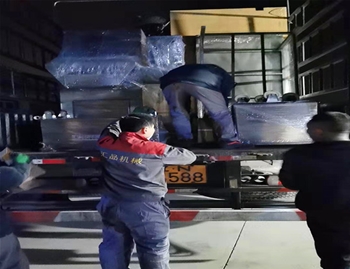 80針鹽水注射機、200L不銹鋼料車、操作平臺發(fā)往內蒙赤峰