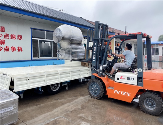 400L真空滾揉機(jī)1臺，200L不銹鋼料車2臺，發(fā)往泰安