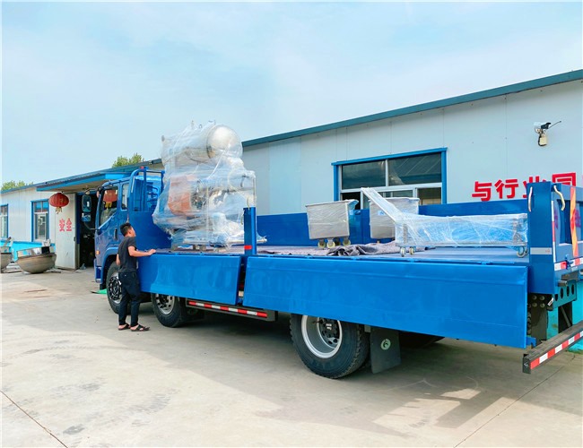 700雙層殺菌鍋1臺(tái)，200L料車2臺(tái)，發(fā)貨河南