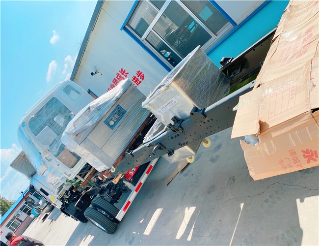 600雙室真空包裝機(jī)1臺(tái)，200L料車(chē)2臺(tái)發(fā)往河南漯河