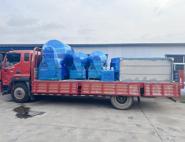 河南食品廠訂購(gòu)真空滾揉機(jī)3臺(tái)，煮鍋2臺(tái)，晾肉架1臺(tái)，料車(chē)2臺(tái)發(fā)貨