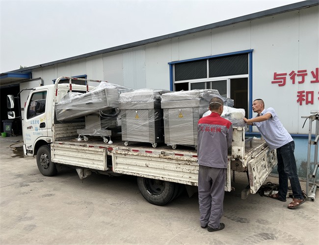 江蘇食品廠訂購真空包裝機3臺，發(fā)貨現(xiàn)場